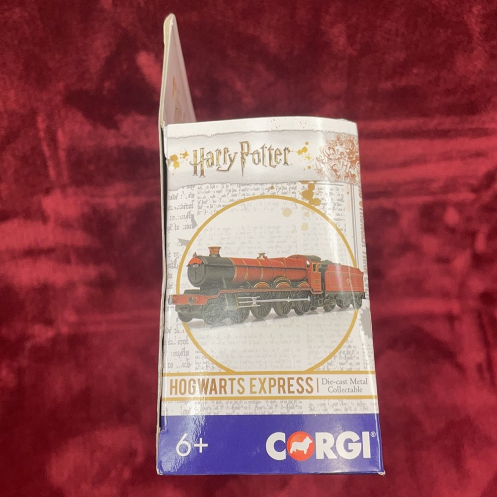Harry Potter HOGWARTS EXPRESS 1:100 Diecast Display Train - CC99724 Corgi NEW - Picture 5 of 7